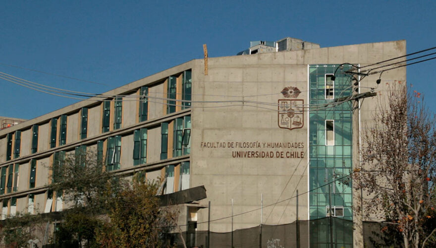 Frontis facultad de Filosofía U. Chile