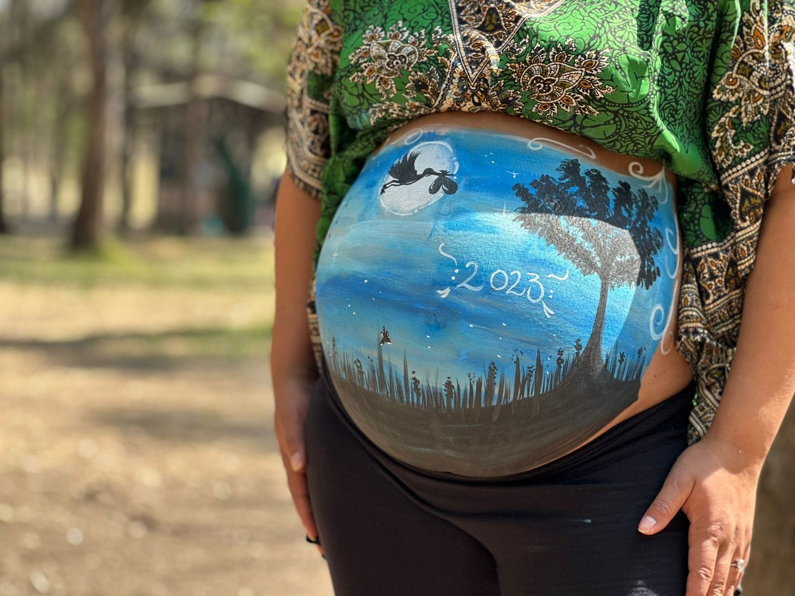 Pregnancy belly painting de Carey, con su embarazo gemelar, 2023.